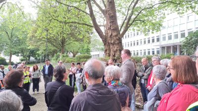 Die Gruppe steht vor dem Berufskolleg